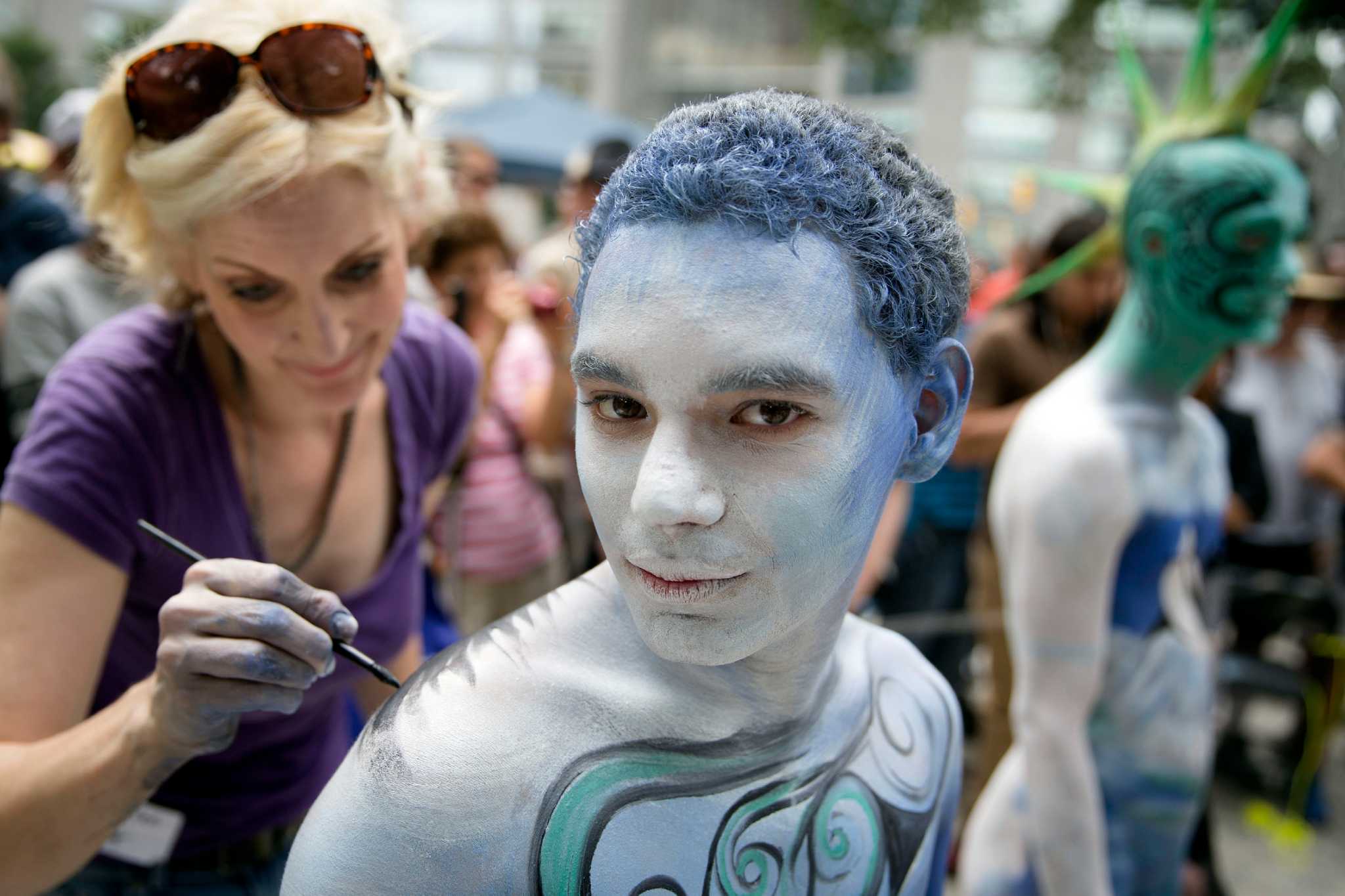 body paint pure nudism の 画 像.