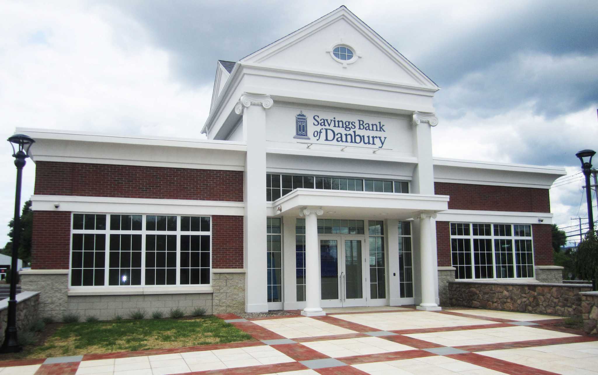 Savings Bank of Danbury expands in New Milford