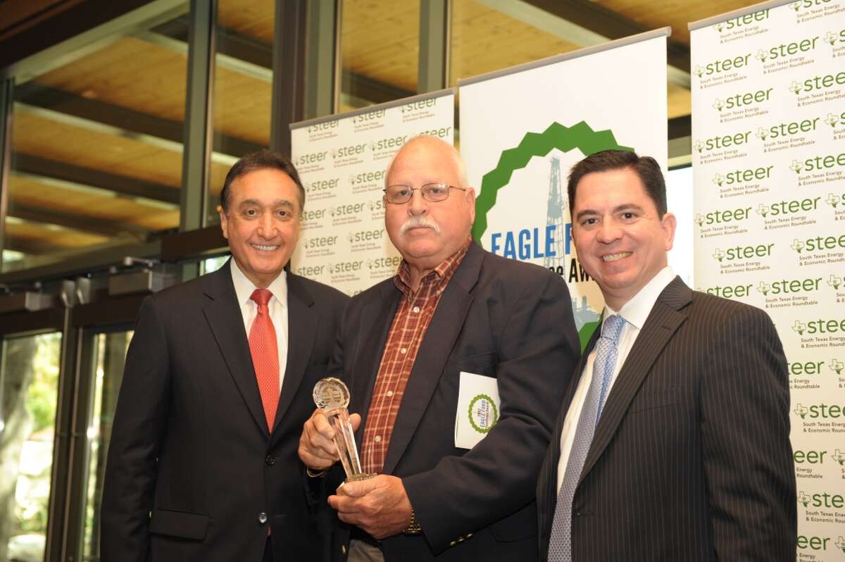 Neil Schmidt, senior district manager for Halliburton, accepts Halliburton’s award for Community and Social Investment for a company with more than 250 employees. Also pictured are former Secretary of Housing and Urban Development Henry Cisneros and Omar Garcia of STEER.(Courtesy photo, STEER)