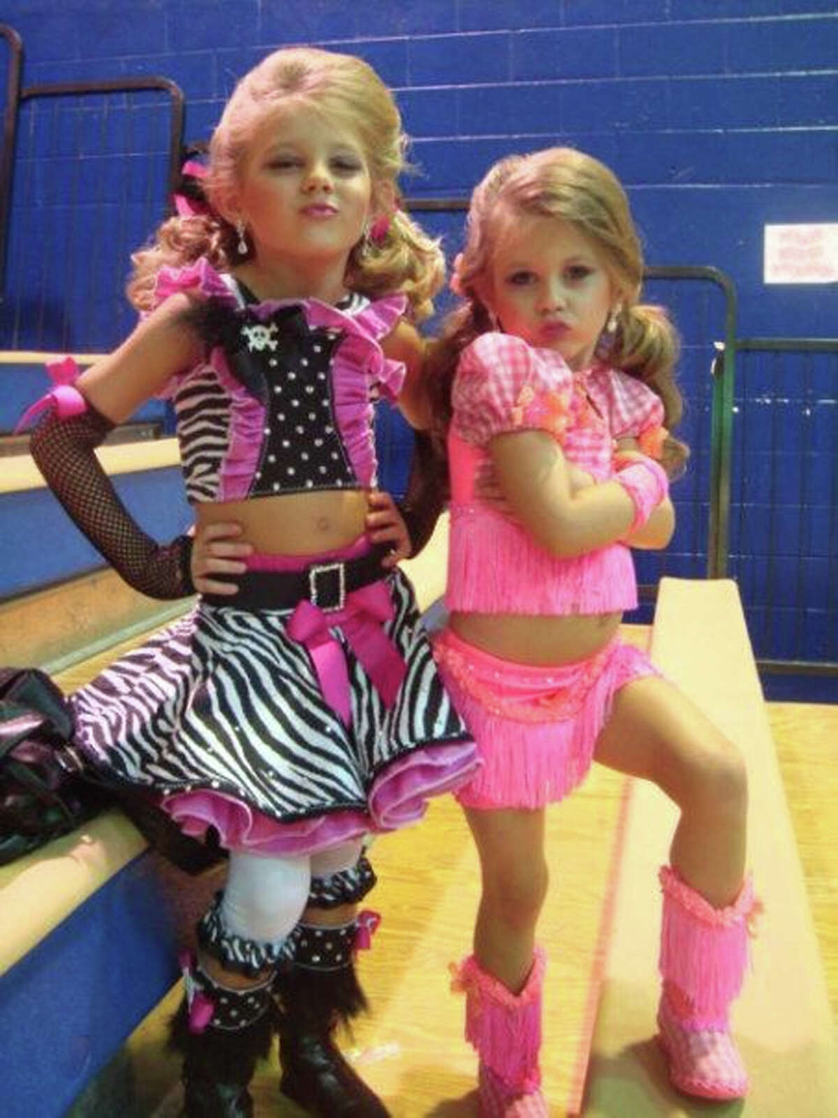 Pageant mom dresses 4yearold in Hooters Girl costume