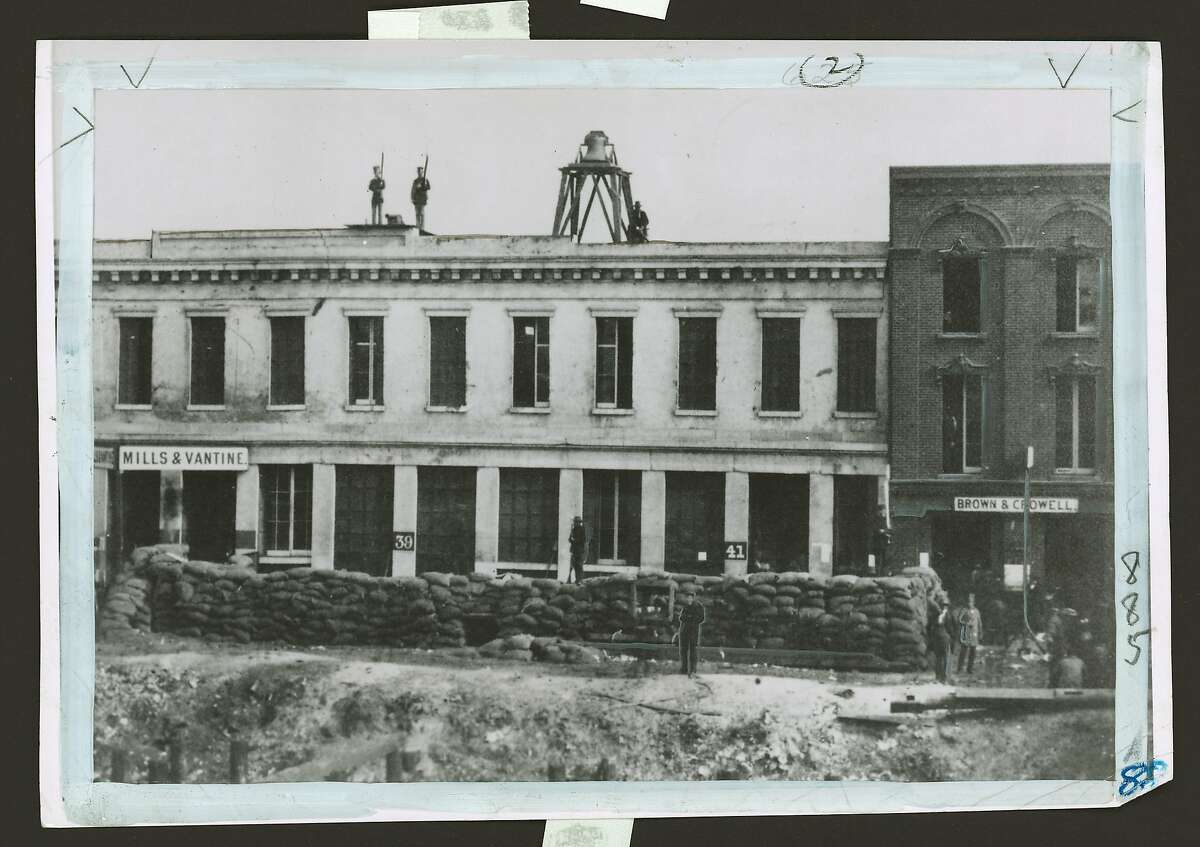 这是一张1856年旧金山警戒委员会总部“炮袋堡”的照片。在戴维斯街和前街之间的萨克拉门托街。这是萨克拉门托街1号展出的许多历史照片之一。