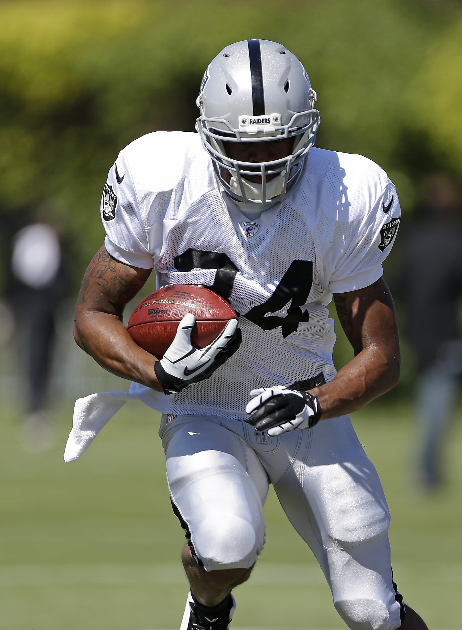 Former safety George Atkinson cheers for son at Raiders' camp