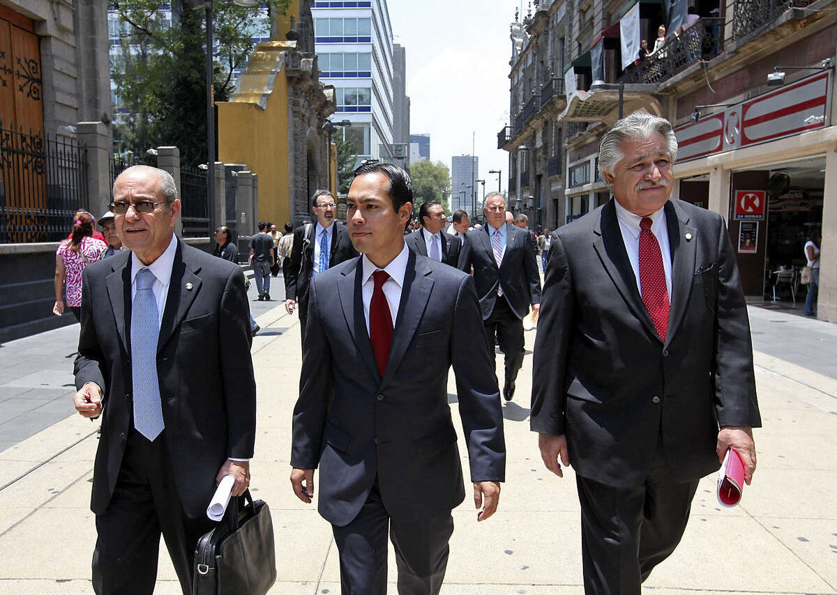 Consul General of Mexico Armando Ortiz Rocha (left, in 2011 with then Mayor Julián Castro and Councilman Ray Lopez) is praised for strengthening the San Antonio-Mexico bond.