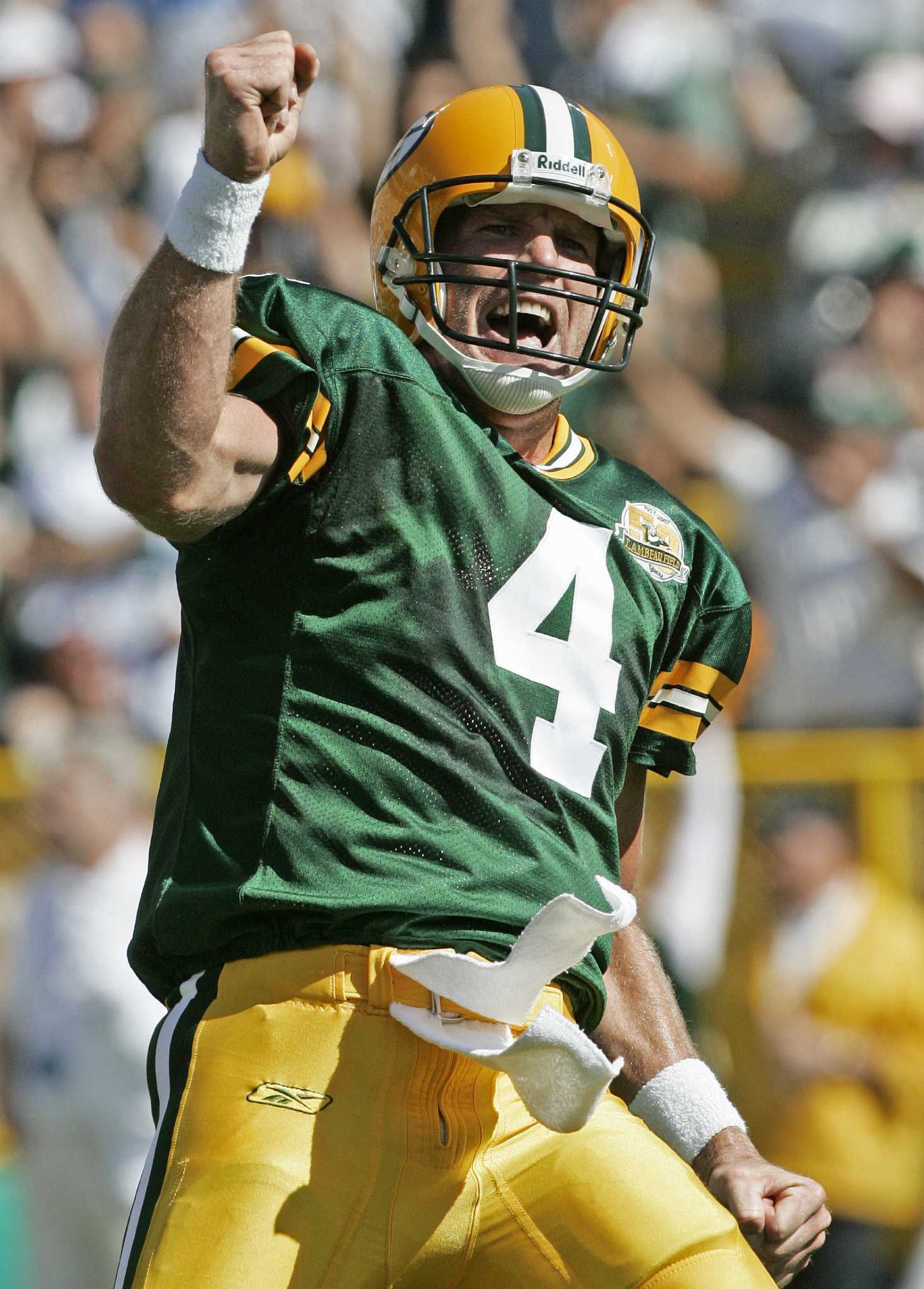 Memorable moment for Brett Favre, Packers at Lambeau as number retired –  New York Daily News