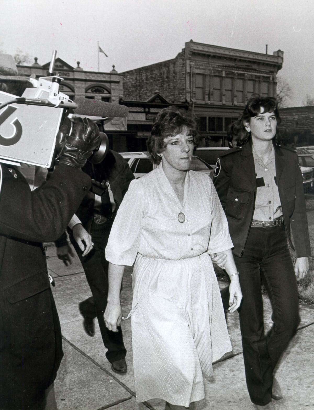In this photo from 1984, Genene Jones — in the company of a deputy — arrives for her trial at the Williamson County Courthouse. Although suspected in the deaths of 40 babies, Jones was convicted in the death of just one.