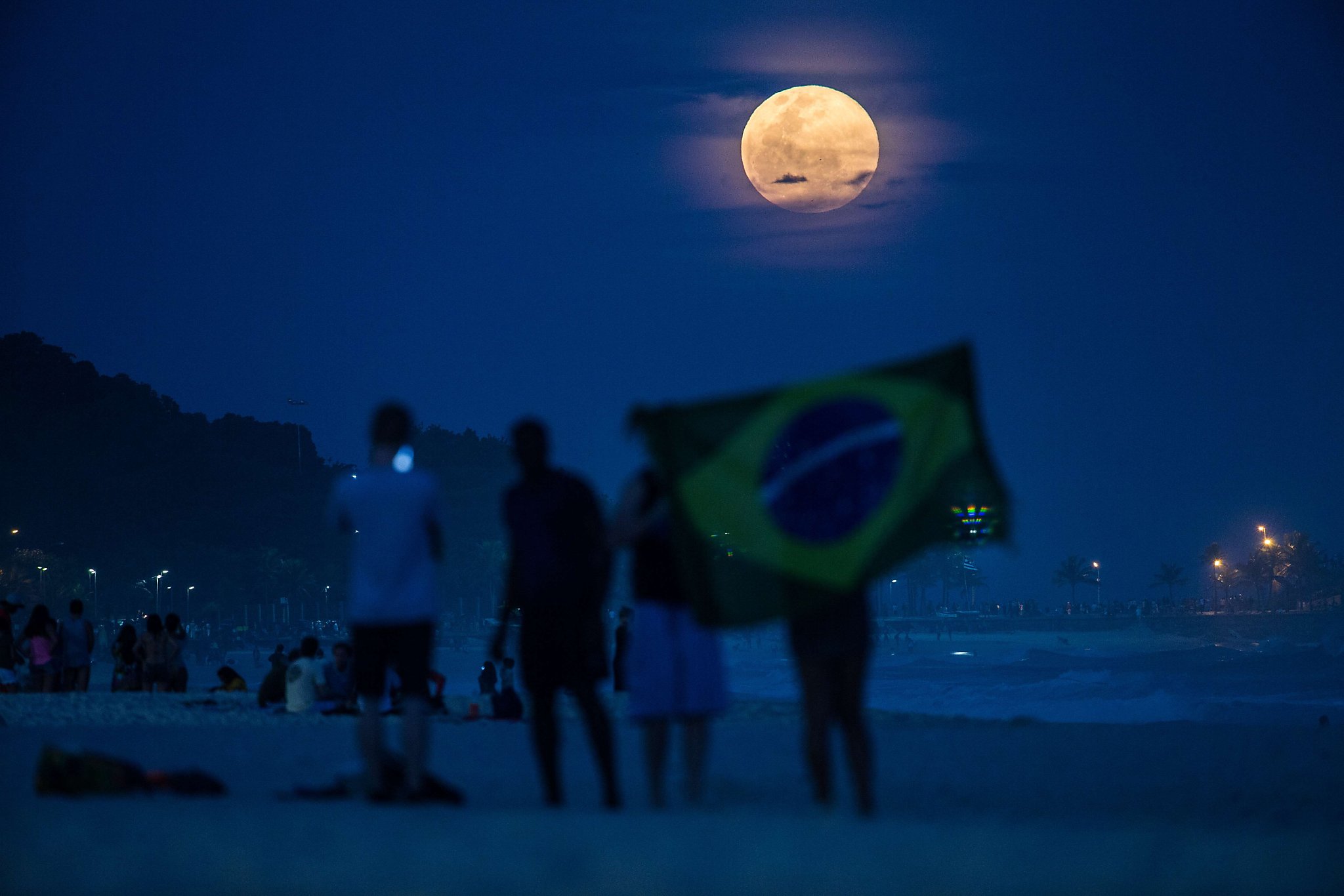 Что будет если выйти ночью 2 августа. Суперлуние Рио де Жанейро. Суперлуние в Бразилии. Луна в Рио де Жанейро. Луна в Бразилии.