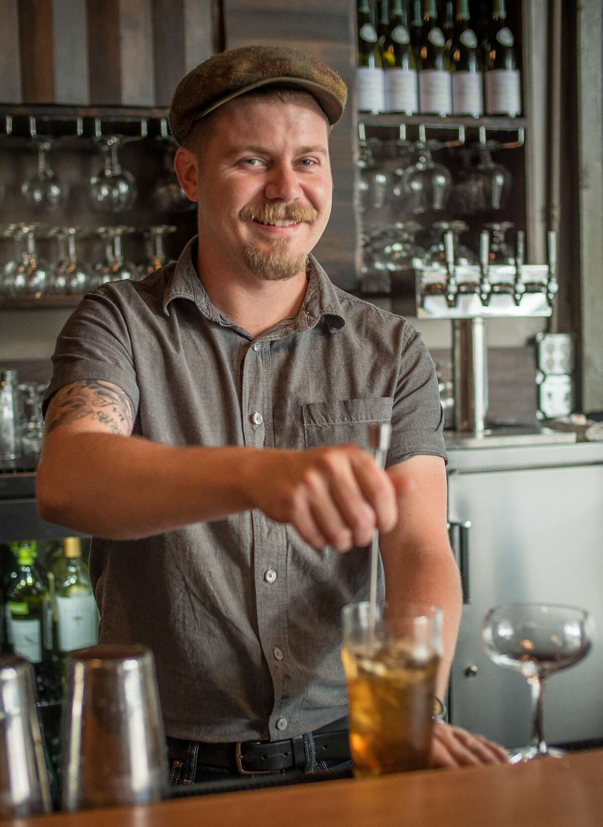 2014年8月6日，在加州旧金山的Stones Throw酒吧，酒保泰勒·格鲁姆正在调制鸡尾酒。