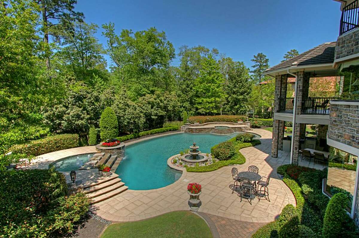 World's largest backyard swimming pool gives Texas home a tropical feel