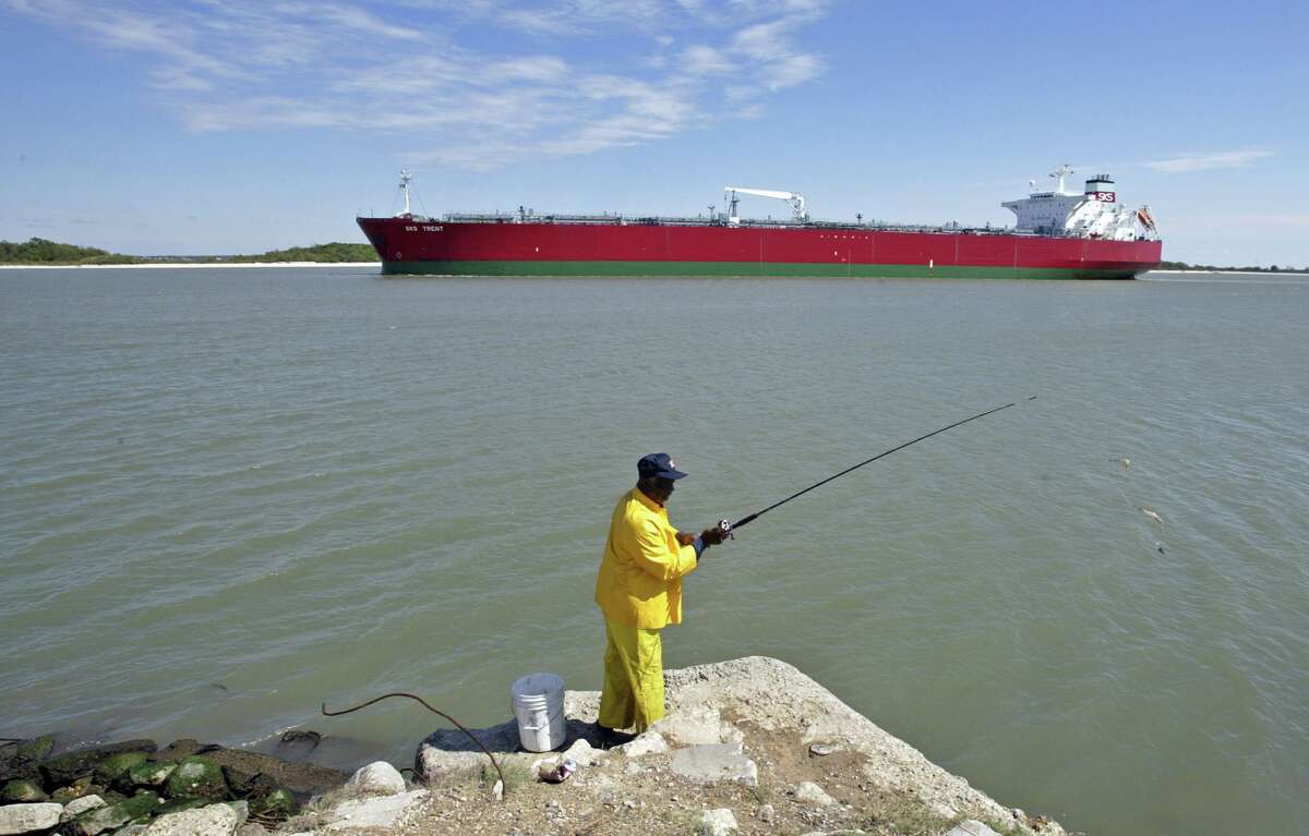 Foreign crude arriving in the Houston area by tanker each day has dropped from 1.5 million barrels to 1 million barrels since 2011, according to data from Houston-based energy analysts RBN Energy LLC. (Craig Hartley/Bloomberg News)