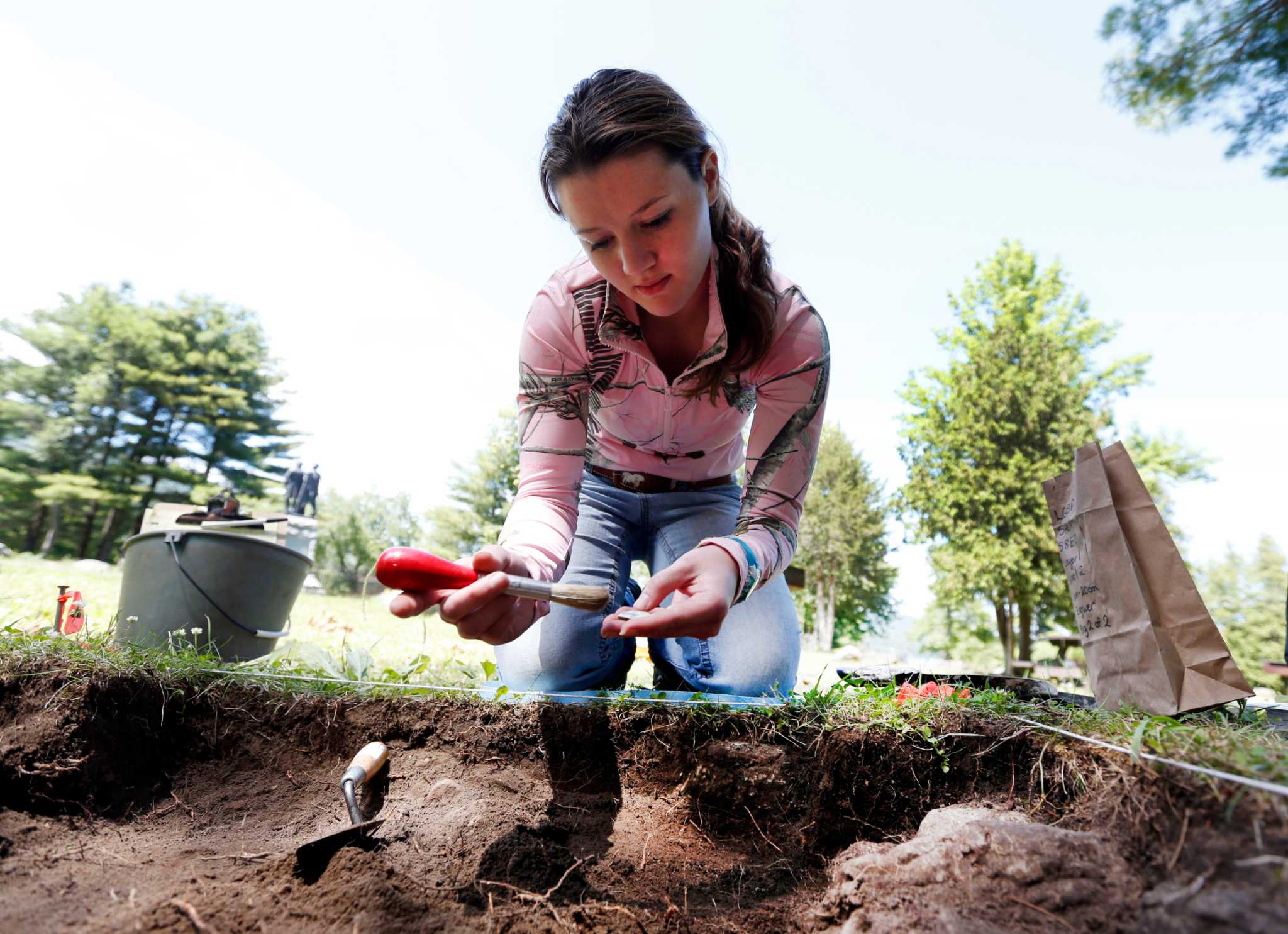 Dig girl. Девушки на раскопках. Красивые археологи. Девушка археолог. Красивая девушка археолог.