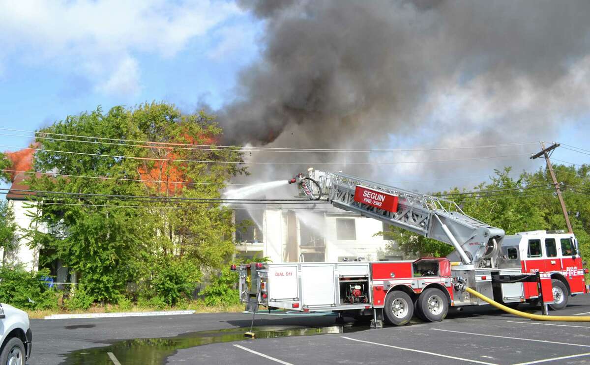 Apartment fire destroys building, displaces 30 residents