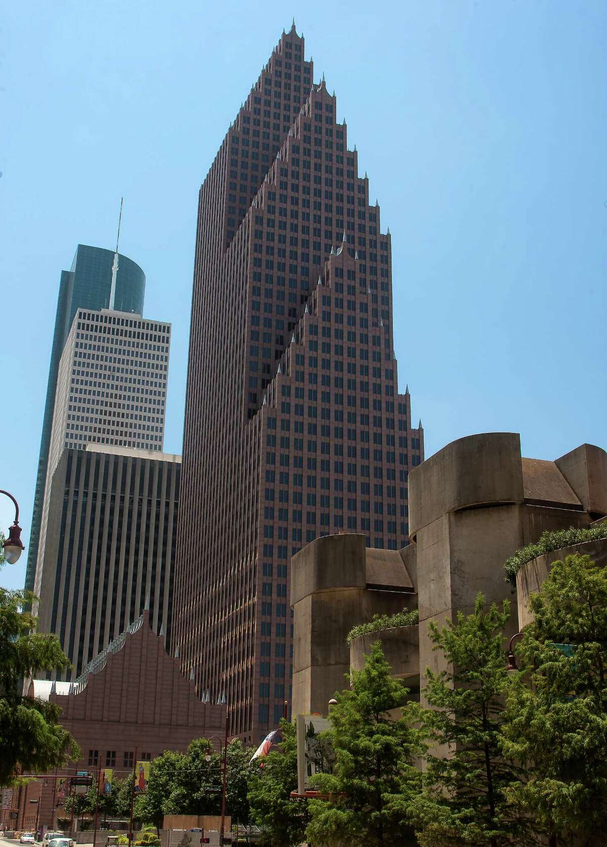 These buildings. Bank of America Center (Хьюстон). Правительственное здание Хьюстона. Острые здания Америки. Республиканский Центральный банк Джонсон архитектура.