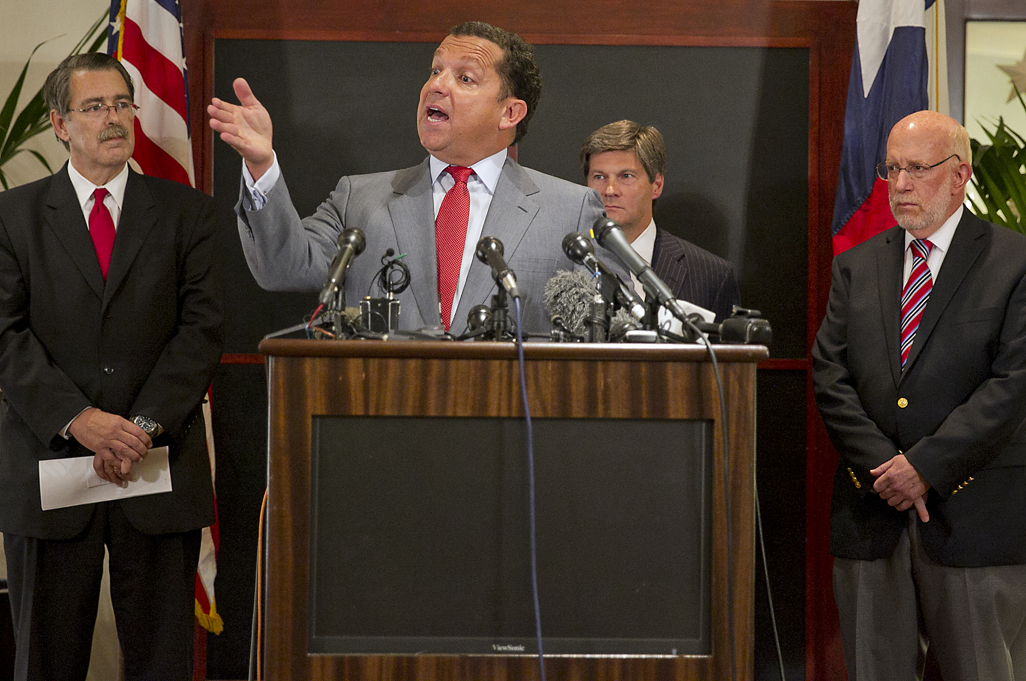 As Perry unveils legal team, prosecutor says case solid