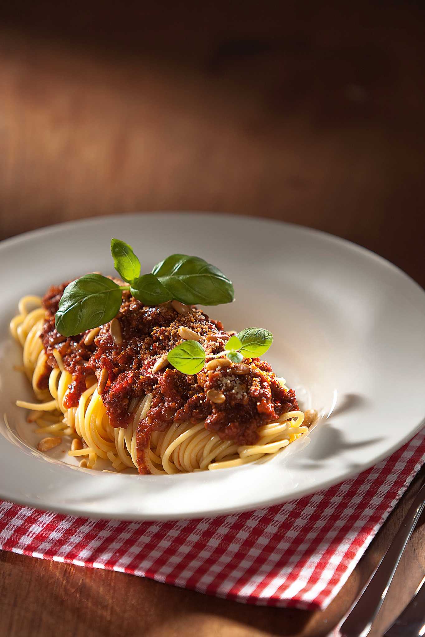 Спагетти в ресторане. Фетучини болоньезе. Spaghetti bolognese. Паста карбонара и болоньезе. Паста болоньезе Мишлен.