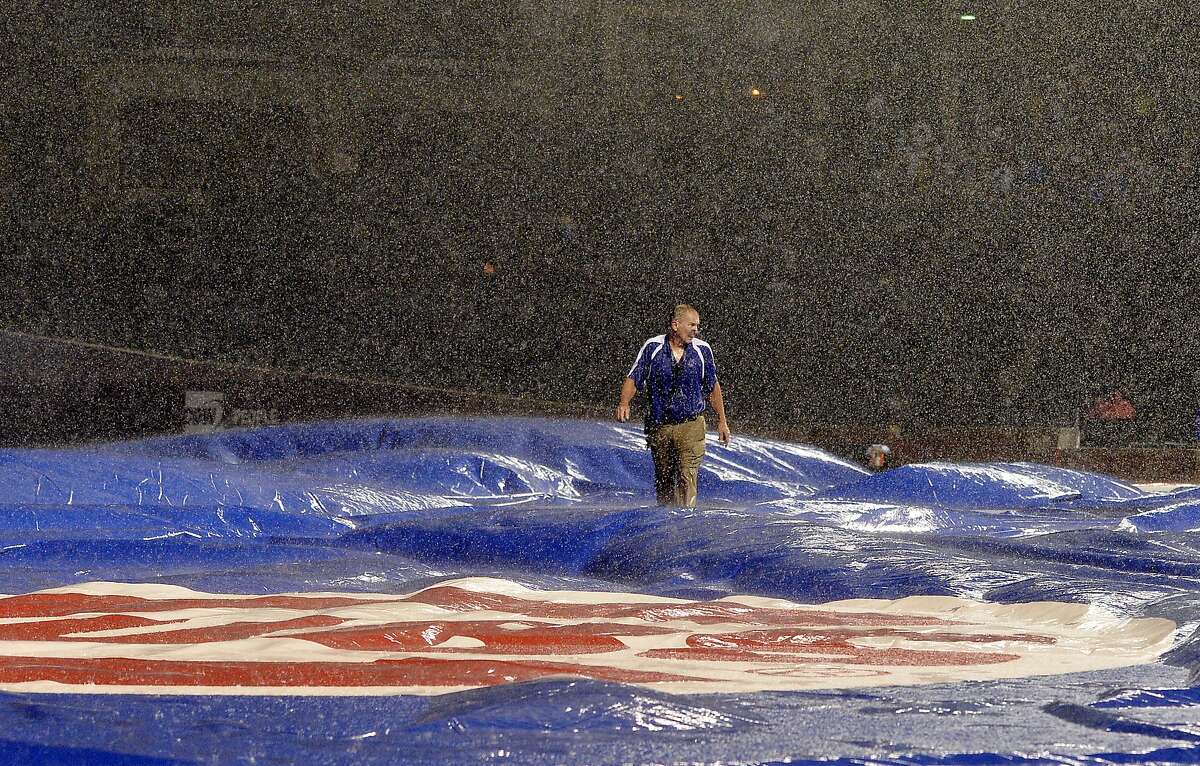 Long delay in Giants-Cubs as lake opens up at Wrigley Field