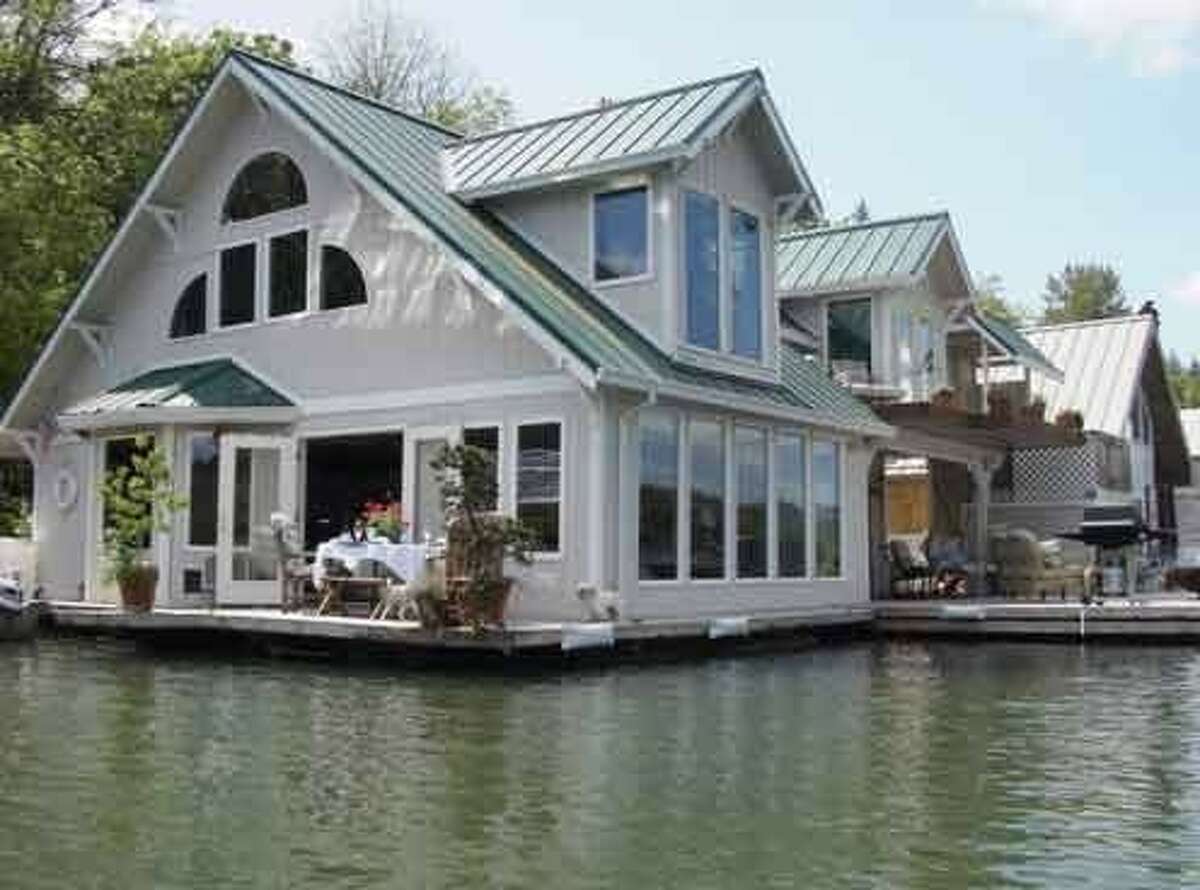 Texas houseboat listed among world's most amazing to rent