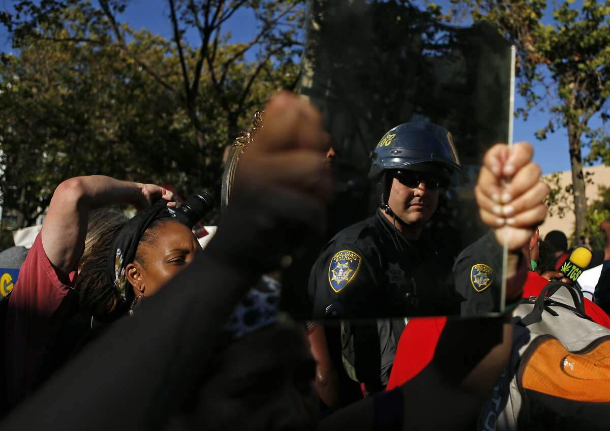 Hundreds in Oakland march to support Ferguson protesters