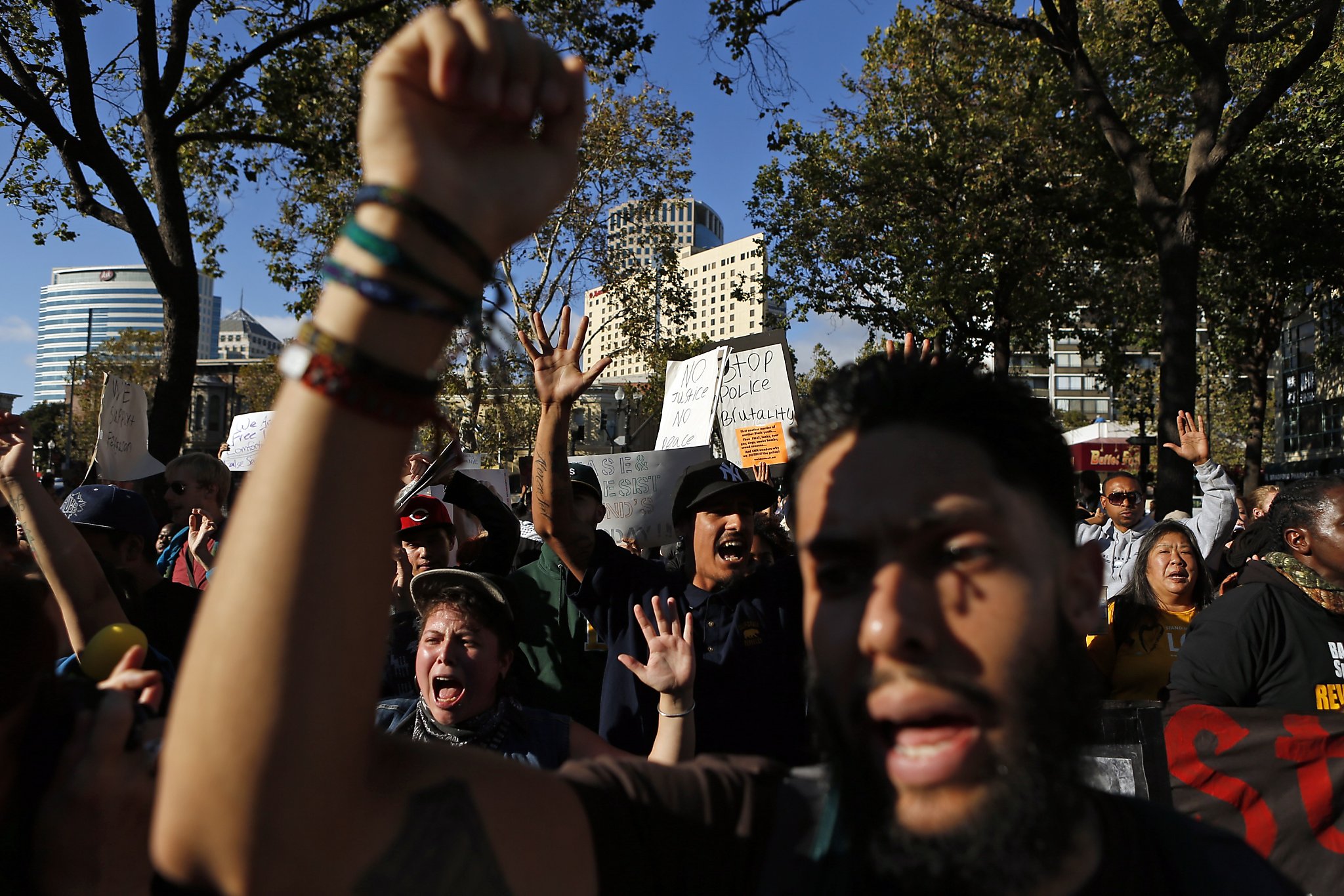 VIDEO: Washington Redskins show 'hands up' solidarity with Ferguson  protesters - Washington Times