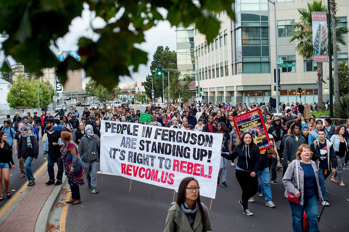 Hundreds in Oakland march to support Ferguson protesters