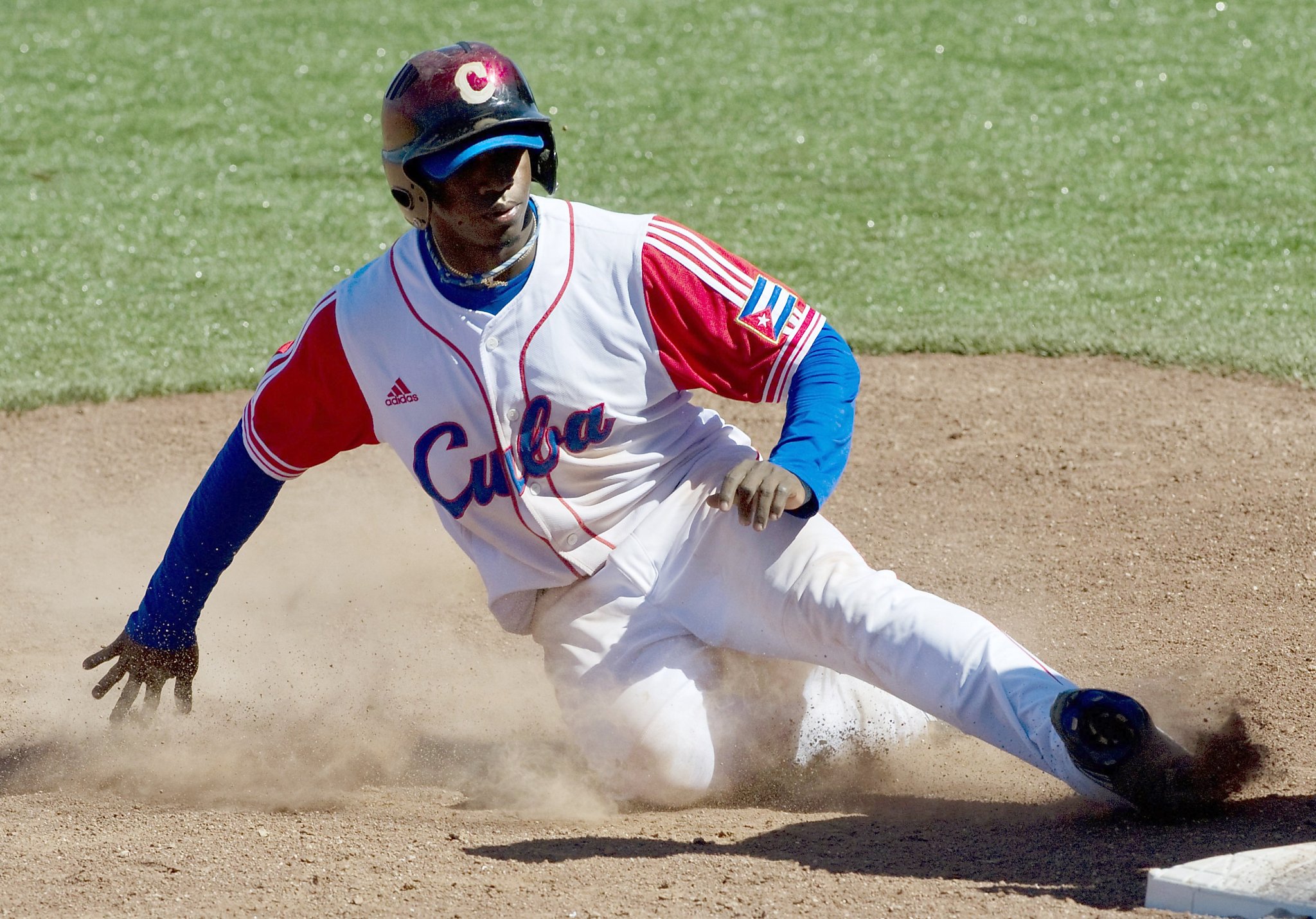 Dodgers' Yasiel Puig reunites with family in Cuba