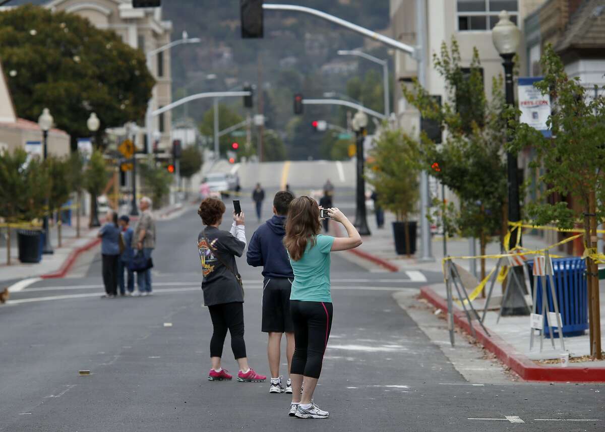 Day after Napa earthquake, region takes stock, cleans up