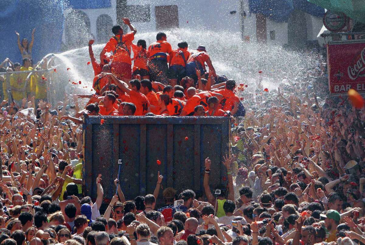 Splat! Spain's annual tomato fight