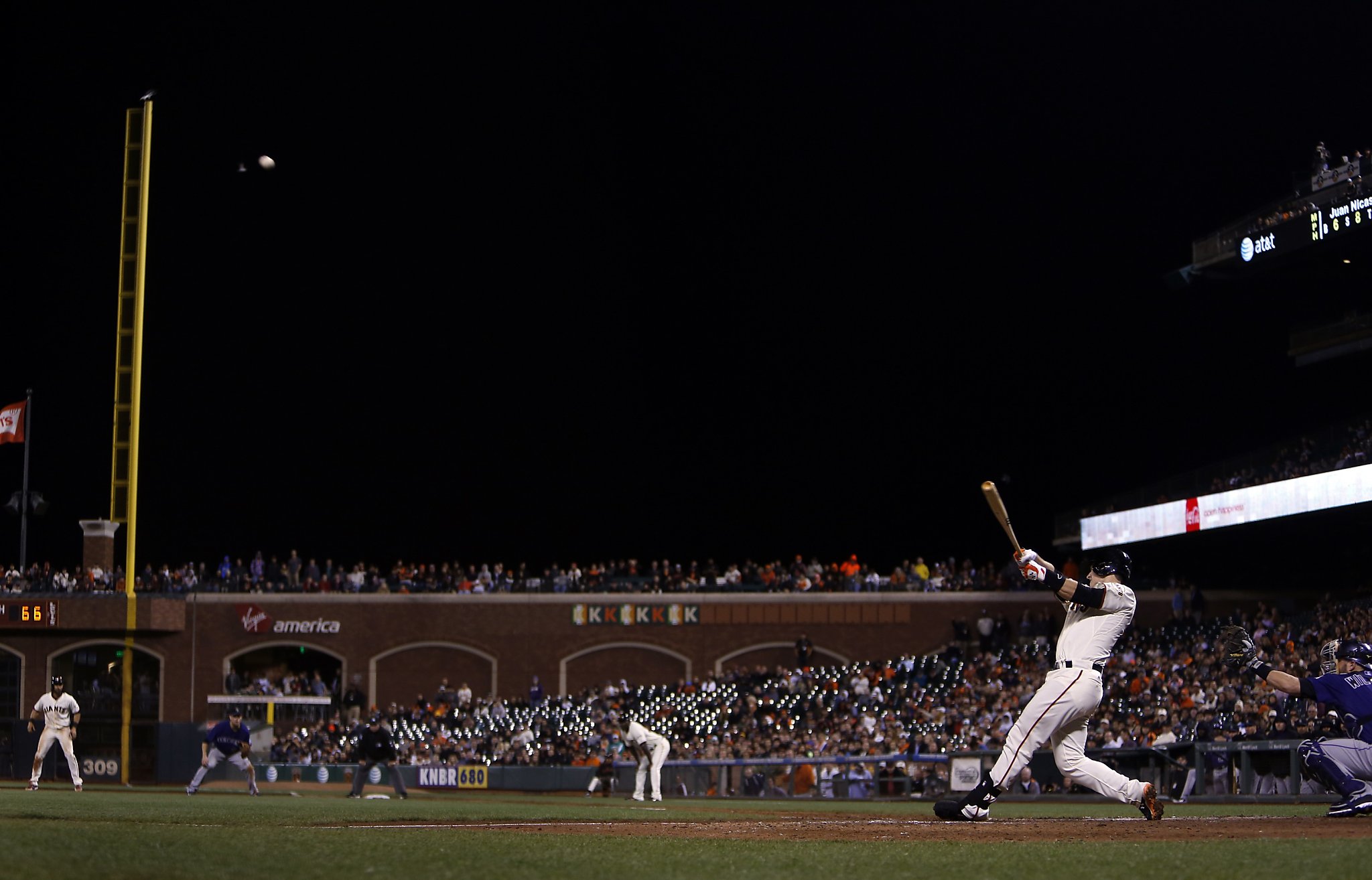 Posey's walk-off homer lifts Giants in 9th inning