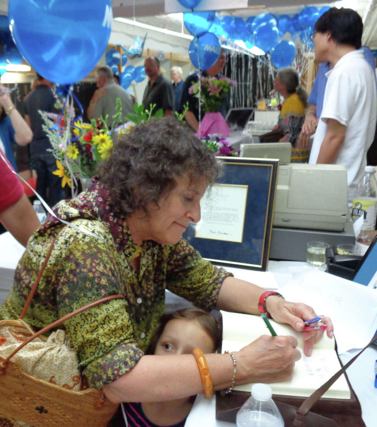 Max's Arts Supplies draws sentimental crowd for last hurrah