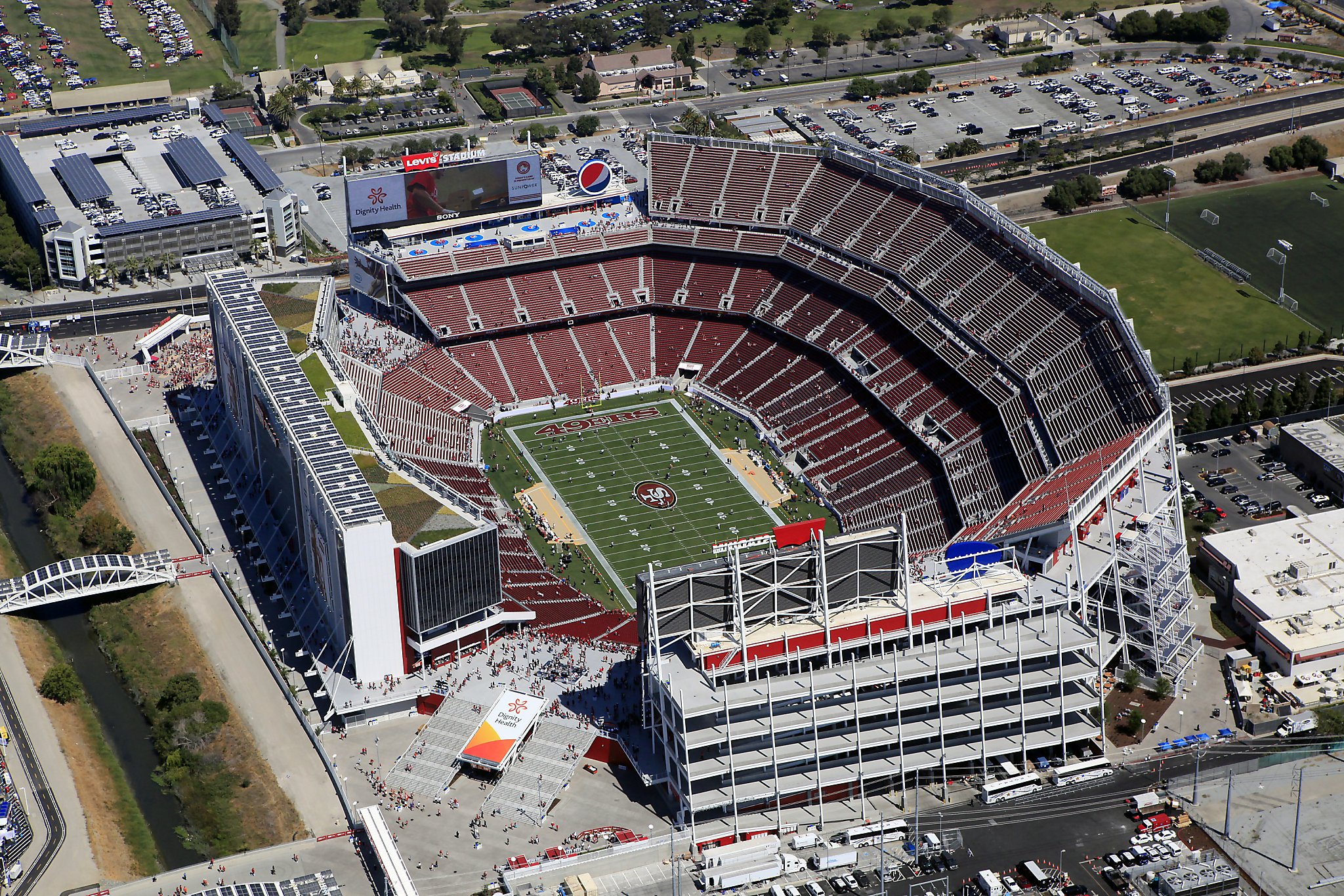 Levi's Stadium Prepares for 49ers and Broncos Clash, Traffic Expected