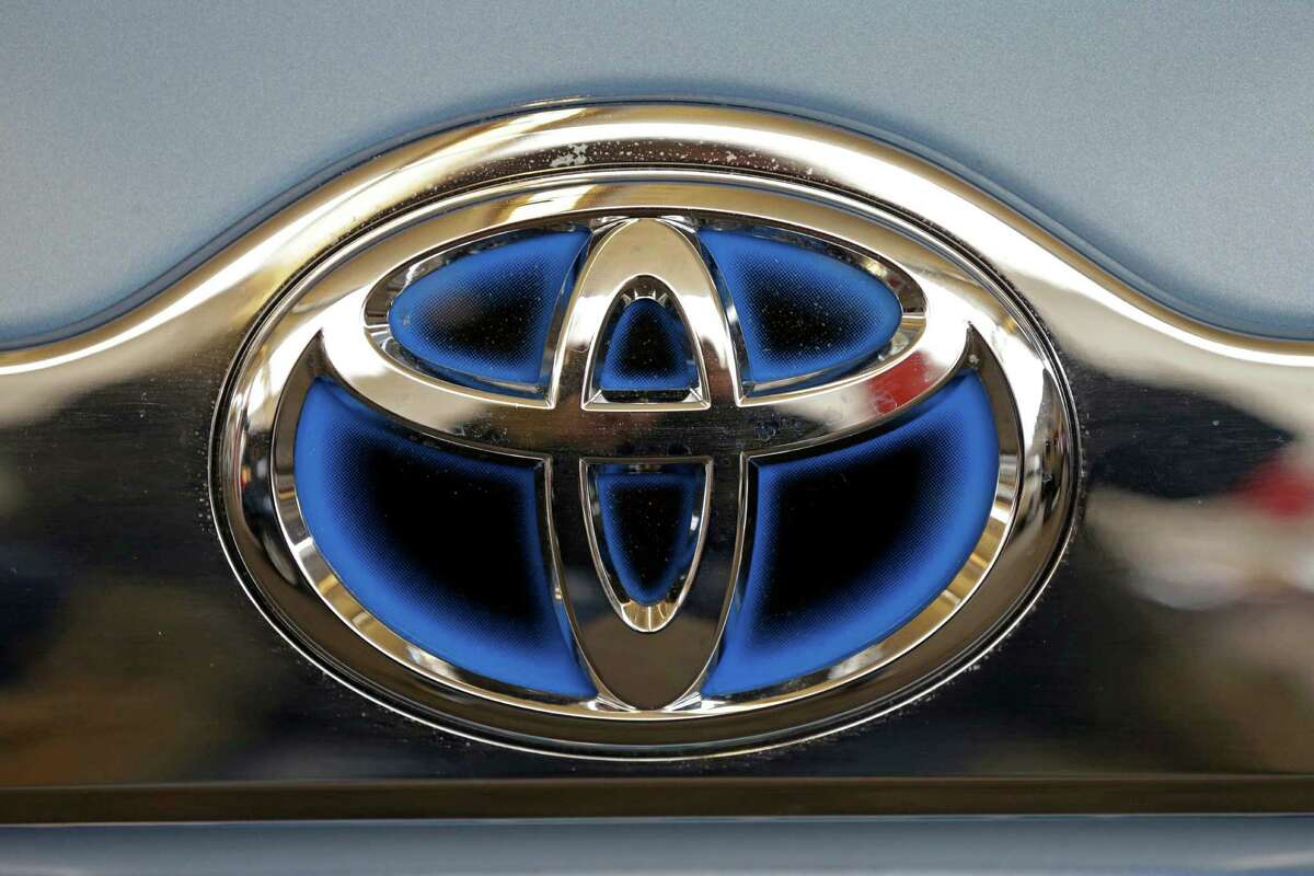 Which cars do Houston drivers keep for 15 years?