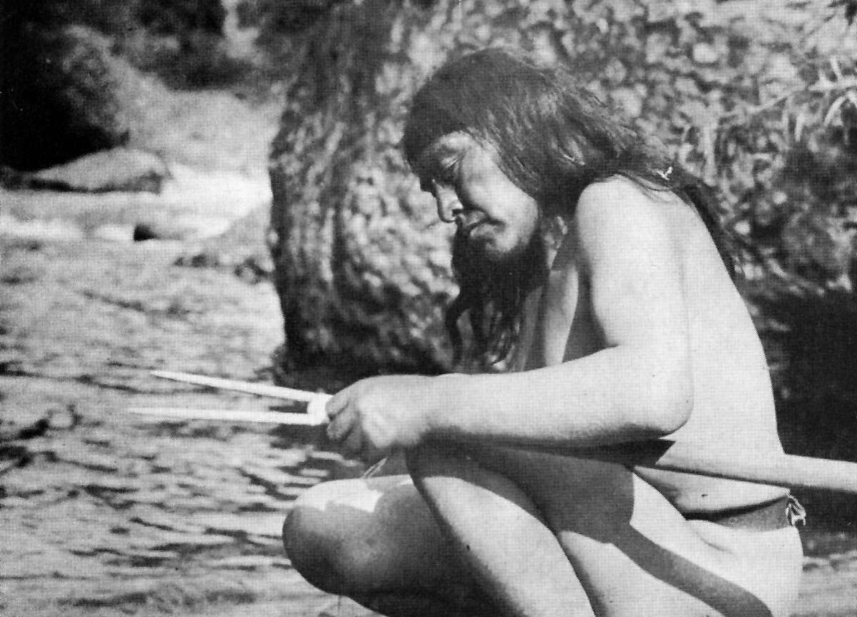 1914年，鹿溪，Ishi正在制作木鱼叉。Ishi，被认为是最后一个加州土著印第安人，1914年在特哈马县。1911年，他在奥罗维尔附近被发现，并被人类学家阿尔弗雷德·葛艺豪收养。