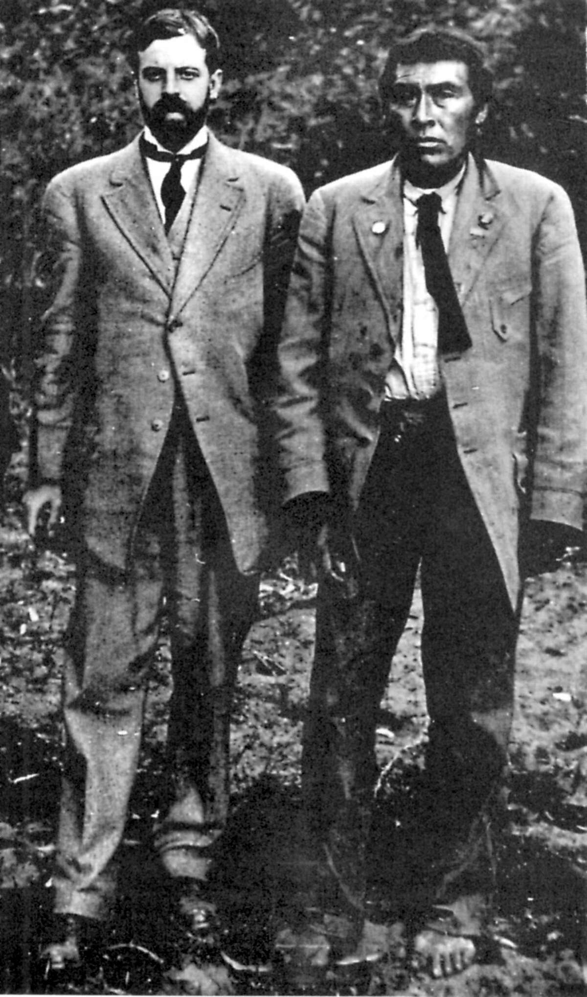 1911年，葛艺豪(左)和Ishi。Ishi，被认为是最后一个加州土著印第安人，1914年在特哈马县。1911年，他在奥罗维尔附近被发现，并被人类学家阿尔弗雷德·葛艺豪收养。