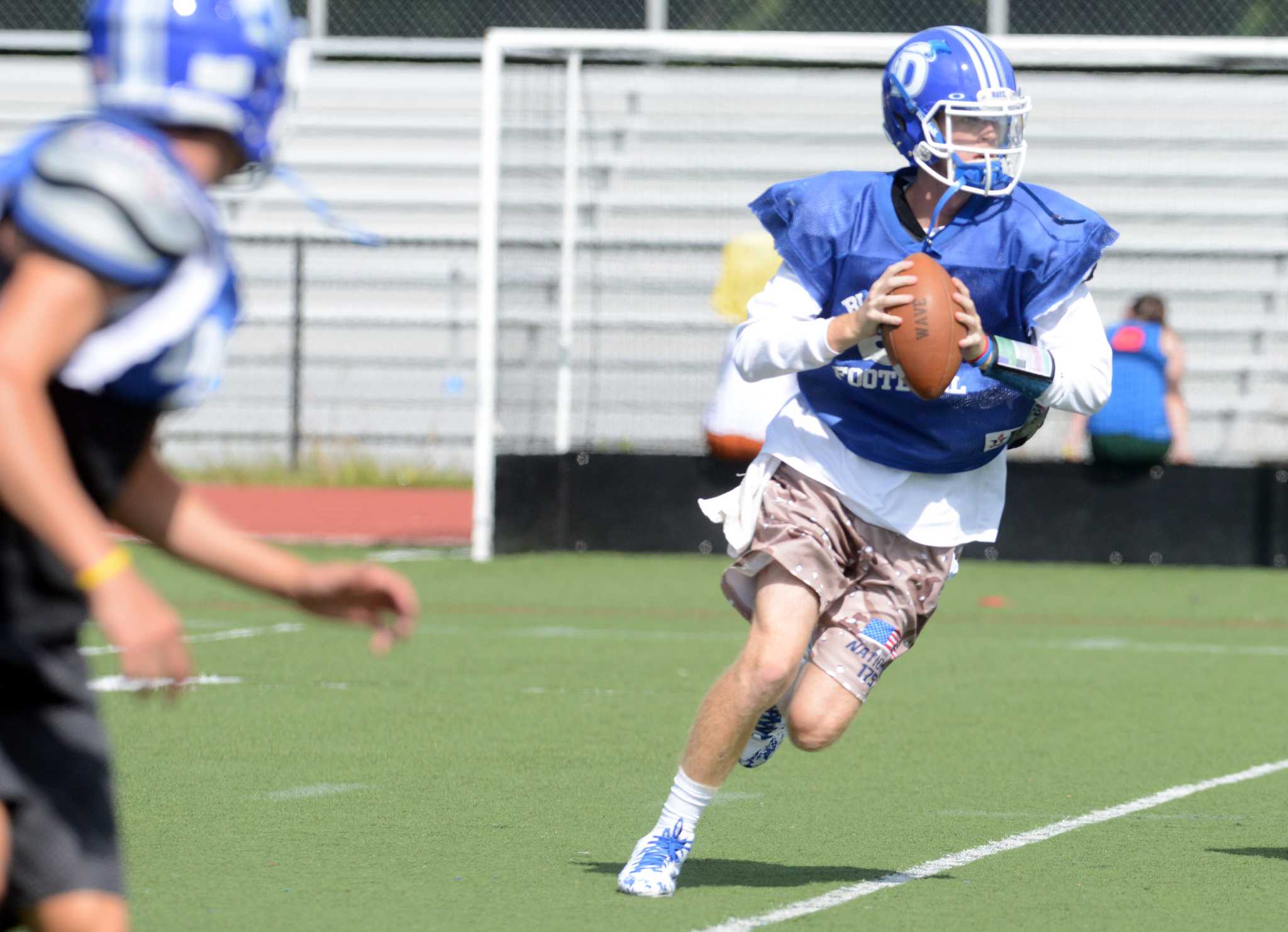 Darien football preview: Blue Wave seen as the favorite