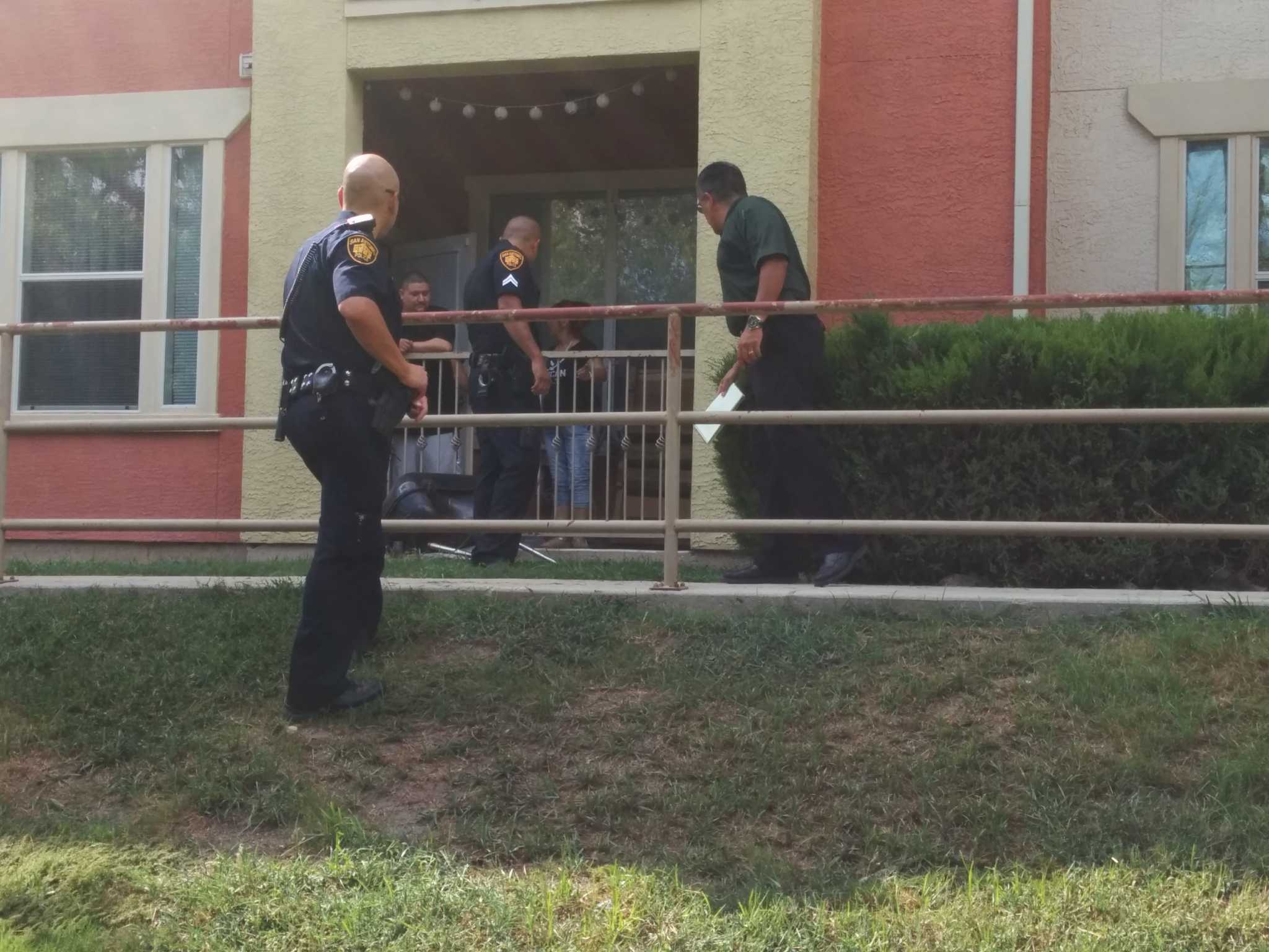 Man shot at Southwest Side apartment complex