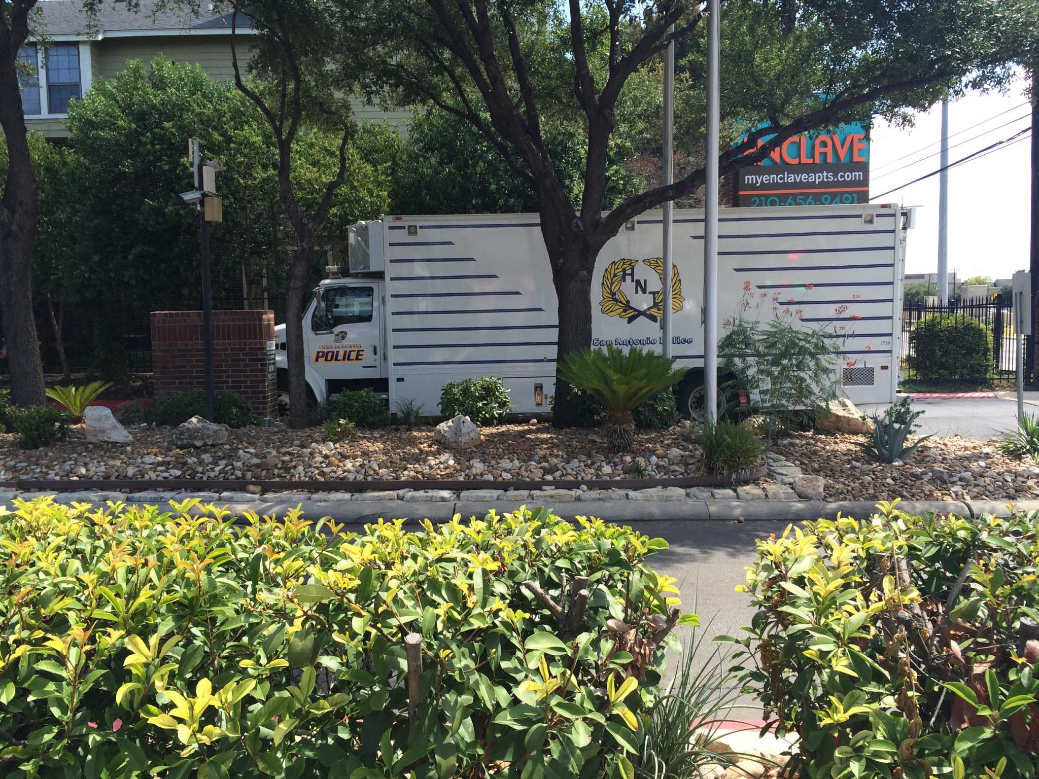 Standoff at apartment in Northeast San Antonio ends peacefully