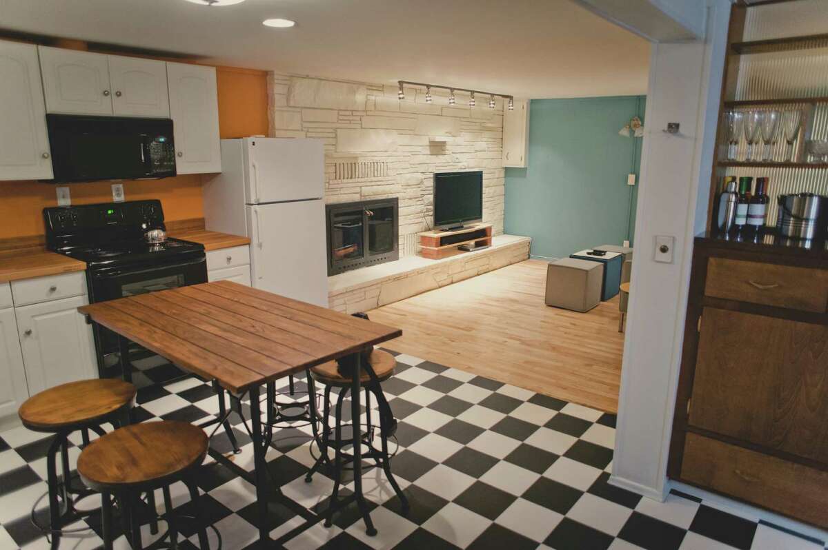 This Phinney Ridge apartment has mid-century modern flair.