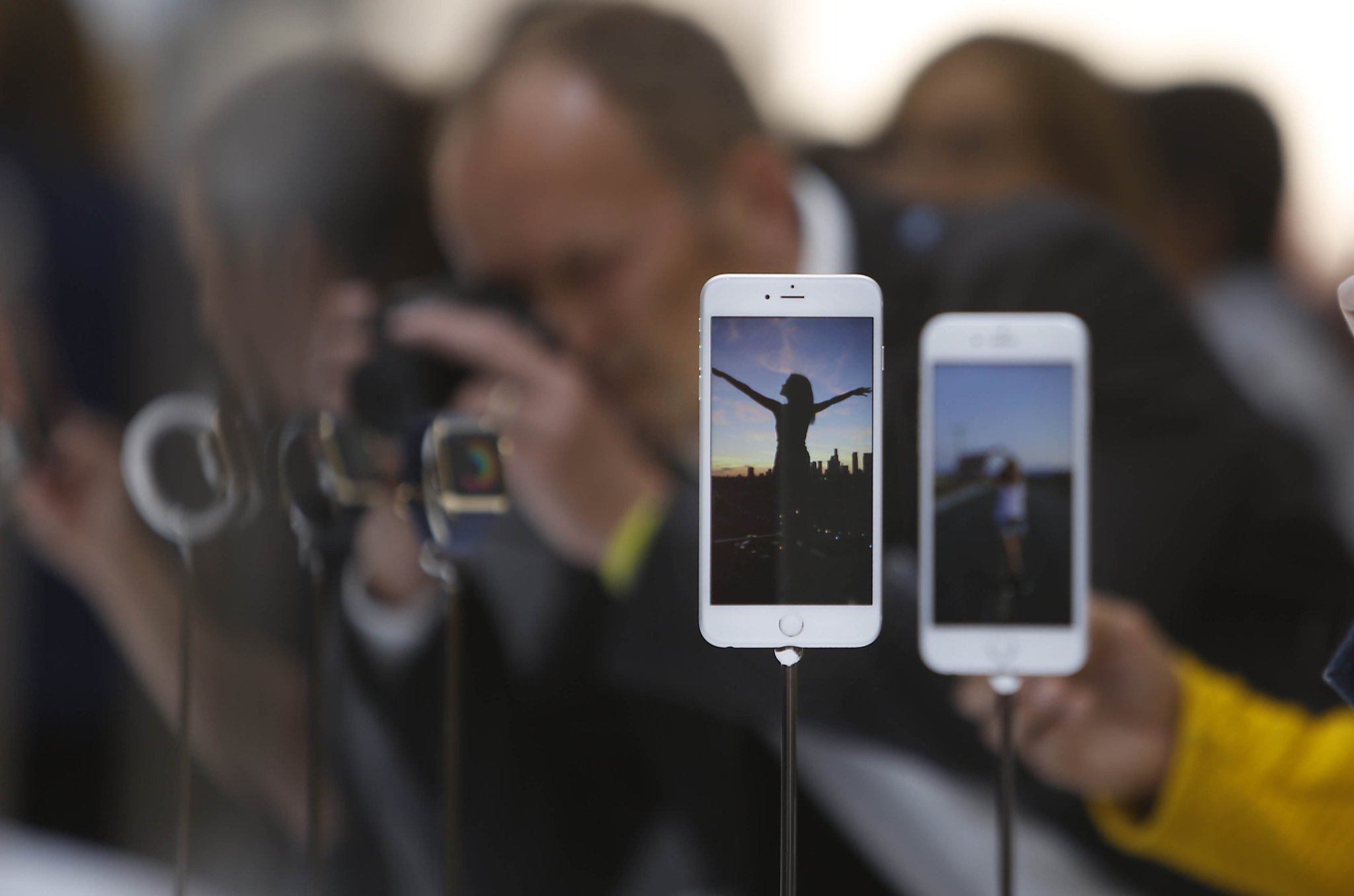 New iPhones sport larger screens