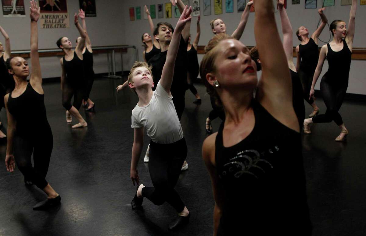 Rockettes High Kick With Hspva Dancers