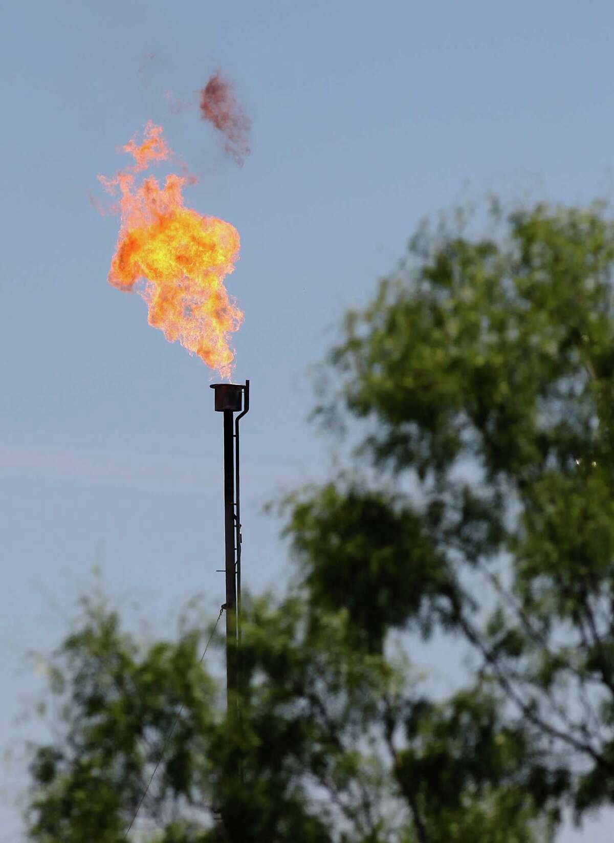 With natural gas to burn, drillers try using it to power rigs