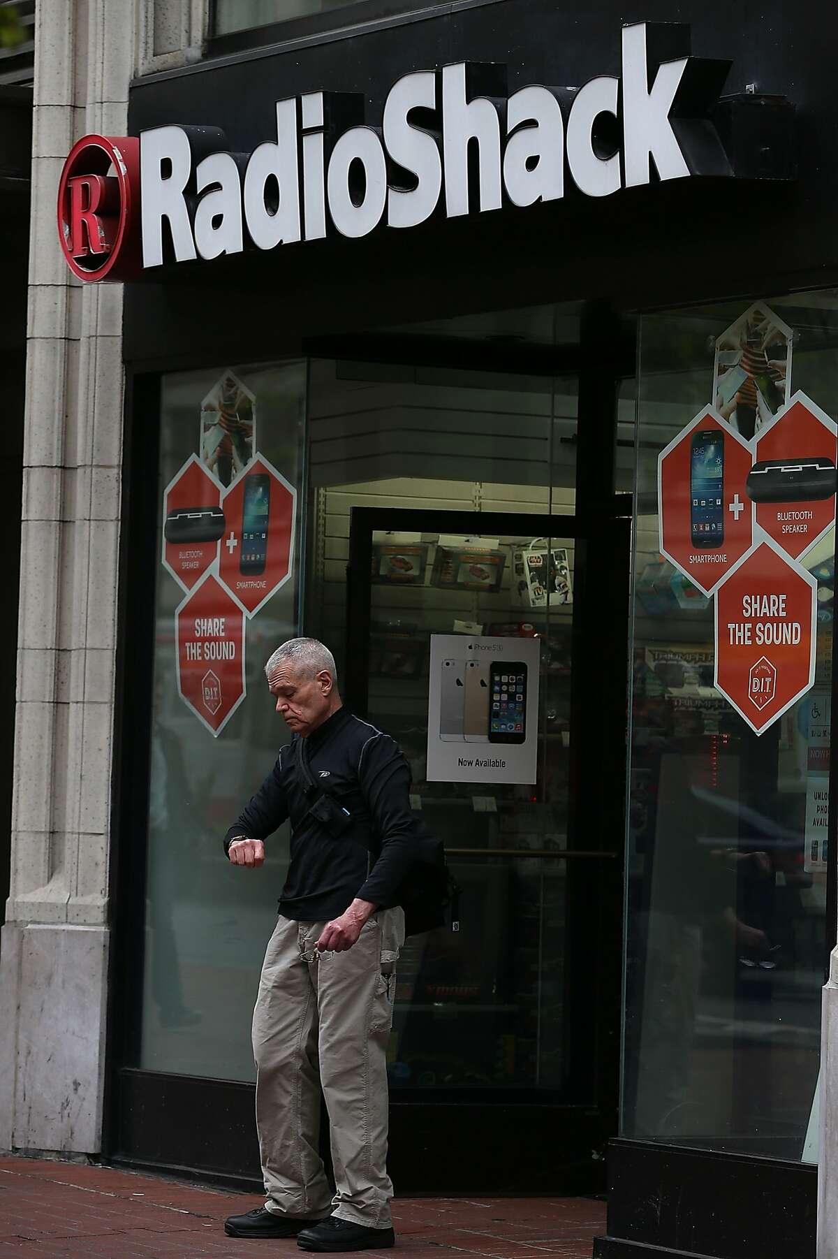 As its cash runs out, RadioShack may face bankruptcy