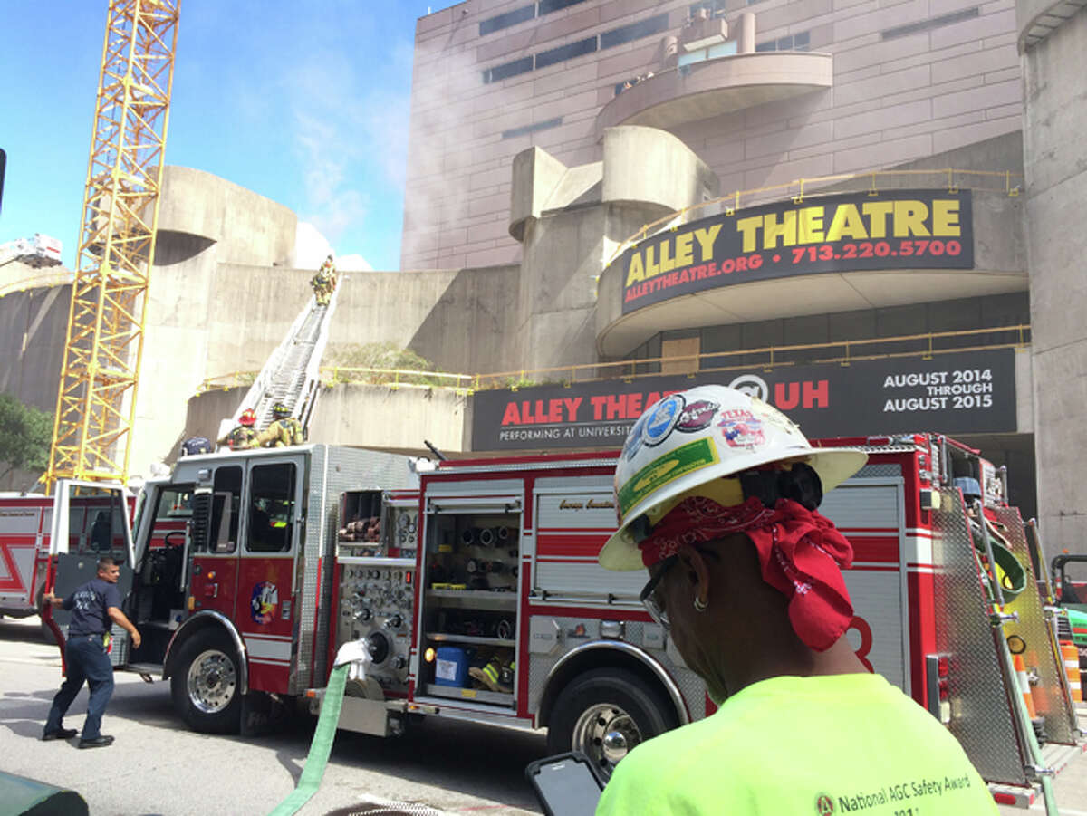 Fire Downtown Houston Today : Firefighters battle 2-alarm fire at ...