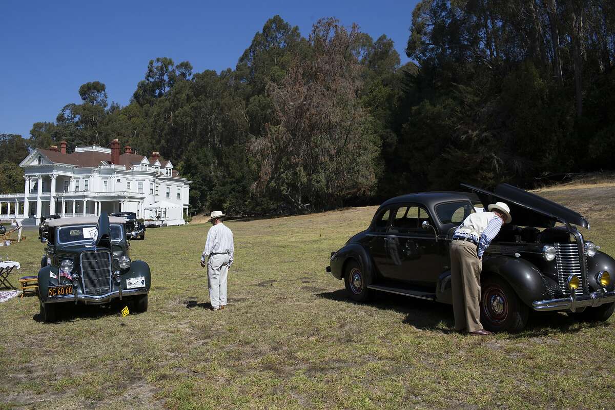 Gatsby fans show up, dress up for annual picnic in Oakland