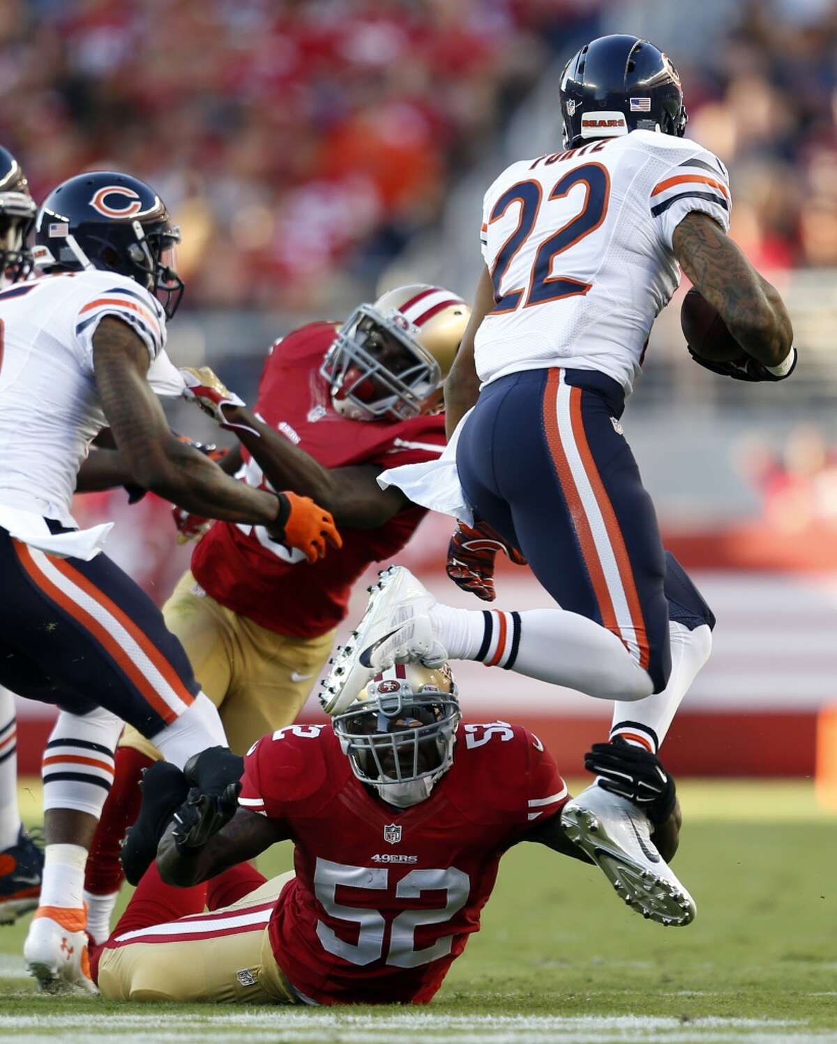 Bears’ offense takes advantage of breaks, 49ers’ injuries