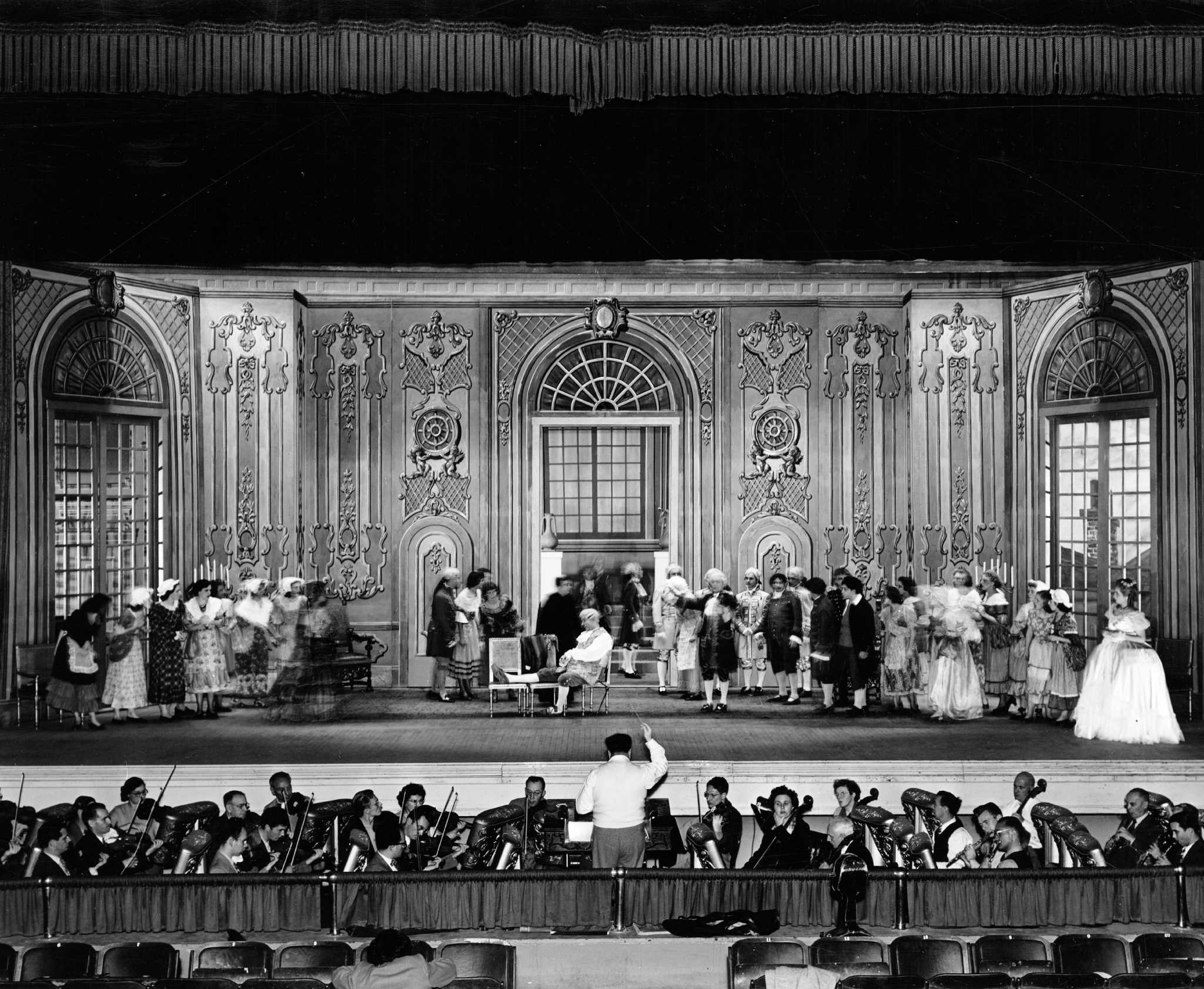 История оперы на телефоне. The Court Opera старые фото. Аудиториум «Смоларш фото и описание.