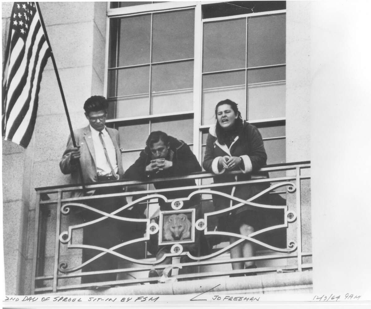 12月3日，当斯普劳尔大厅的学生被逮捕时，学生们轮流在面向斯普劳尔广场的2楼阳台上描述事件。年轻的共和党人Don Castleberry手持美国国旗，年轻的民主党人Jo Freeman在下面向人群讲话。我从密西西比档案和历史部门拿到了斯普劳尔大厅的照片。这张照片是密西西比州主权委员会的一名自由职业线人拍摄的。