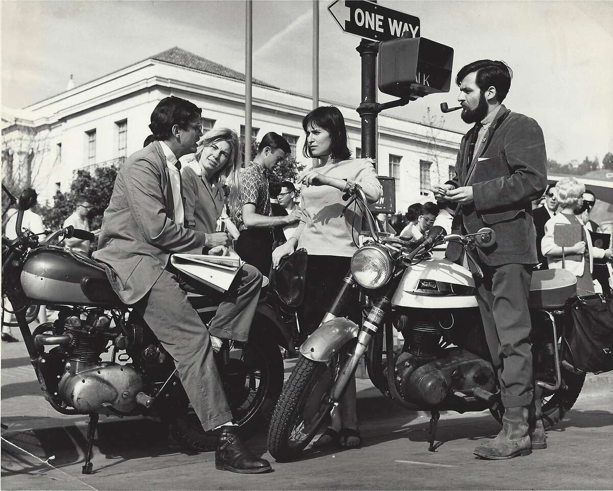 凯特·科尔曼(中间，拿着香烟)为哥伦比亚广播公司新闻纪录片《伯克利反叛者》拍摄的宣传照。我是那个拿着香烟的黑发女人。这两个人是研究生FSMers。(从来不知道金发女郎是谁....)