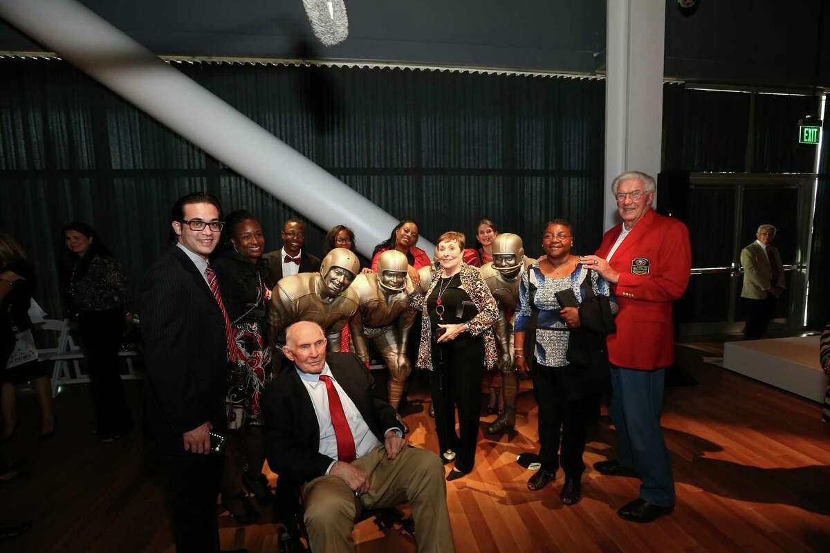 49ers legends unveil statues at new museum