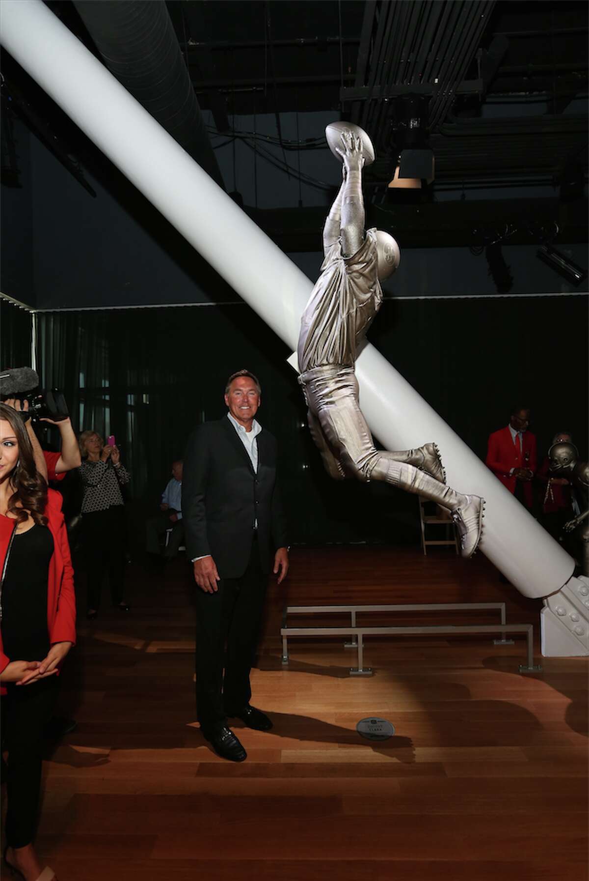 49ers legends unveil statues at new museum