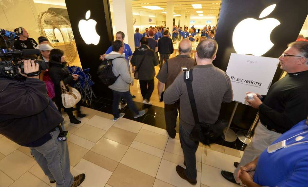 Guy drops new iPhone 6 on live TV, crowd gasps