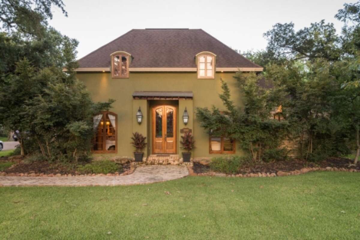 Port Neches home is made for entertaining
